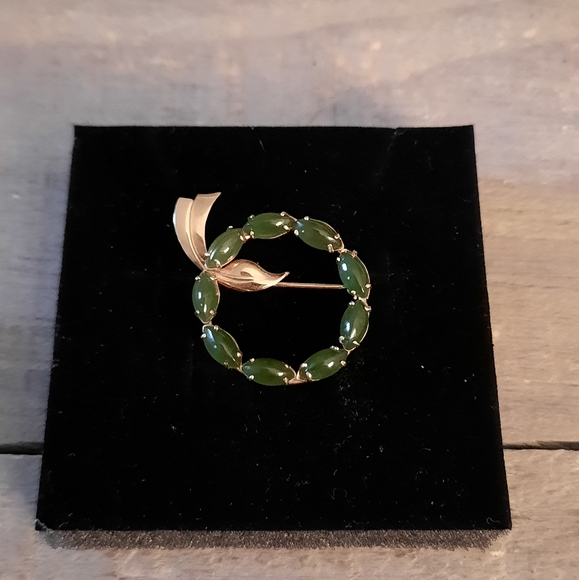 Vintage Curtis Creation Green Jade Circle Wreath Brooch - Picture 2 of 10